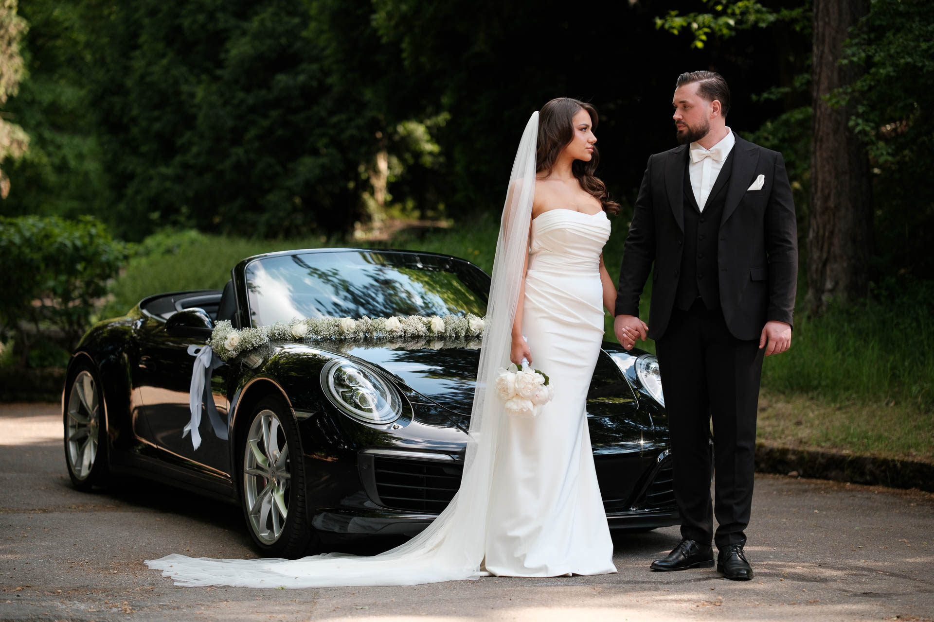 hochzeitsfotograf-stuttgart-weisenburgpark-shooting-mit-Brautpaar-vor-porsche